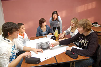 Gymnasiasten bi de Arbeit. Foto Ralf Michel