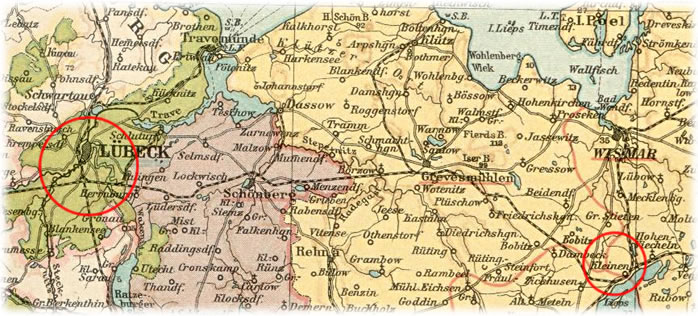 In de roden Krinken de twee Stationen Lübeck un Bad Kleinen, dortwüschen de Bahn. Koort vun 1910