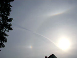 De 22°-Halo, tosamen mit  en Arm vun'n Berührungsbagen un en Nevensünn. Opnahm vun B.Kühne
