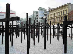 Krüüze an'n Checkpoint Charlie in Berlin (dat private Denkmaal, bet 2005)